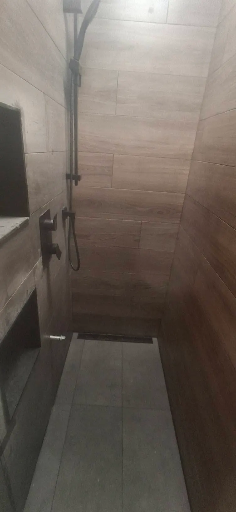 Douche effet bois, étape 1 : salle de bain et céramique
