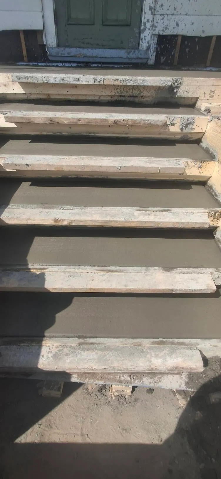Perron avant, coulée, étape 3 : escalier ou galerie de béton