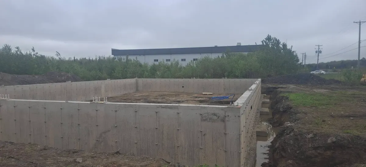 Fondation, terrain boisé, ouvrage terminé : coffrage et fondation