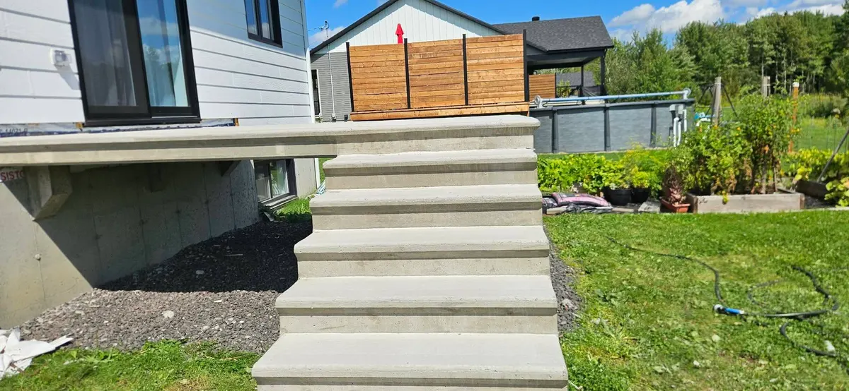 Escalier et galerie sur terrain en pente, étape 2 : escalier ou galerie de béton