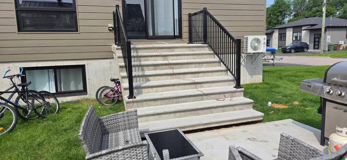 Escalier arrière et rampes noires, étape 1 : escalier ou galerie de béton