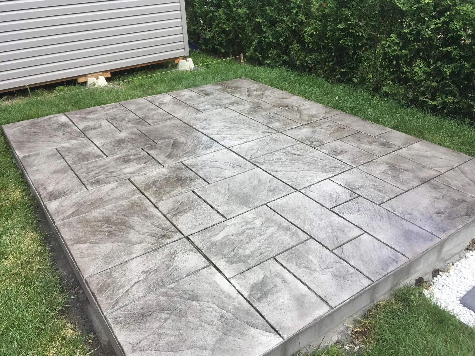 Dalle de béton estampé motif ardoise dans une cour