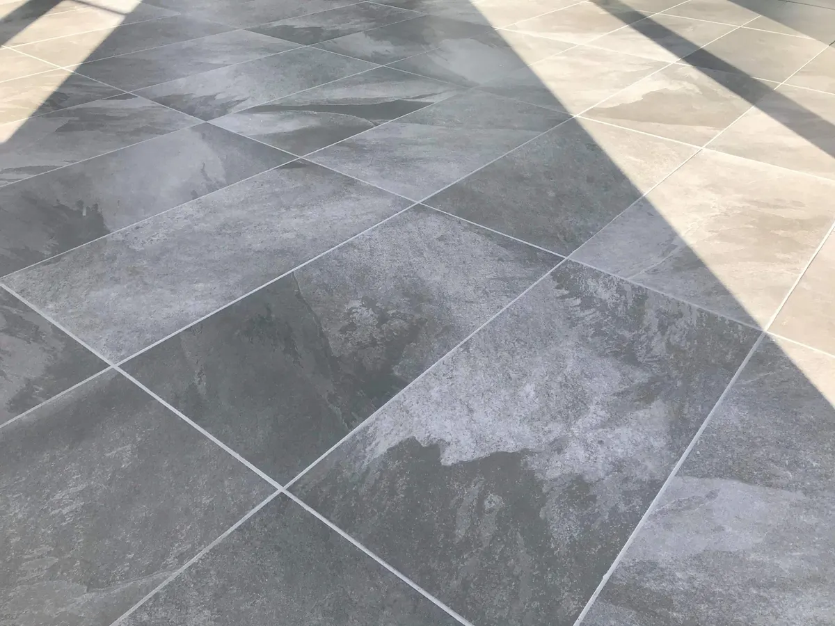Plancher de céramique gris grand format fraîchement posé