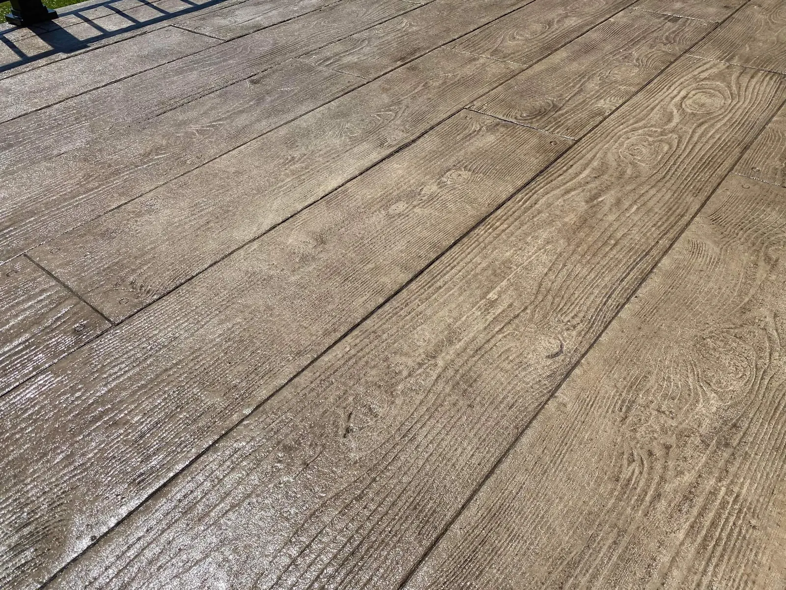 Gros plan sur du béton estampé imitant le bois