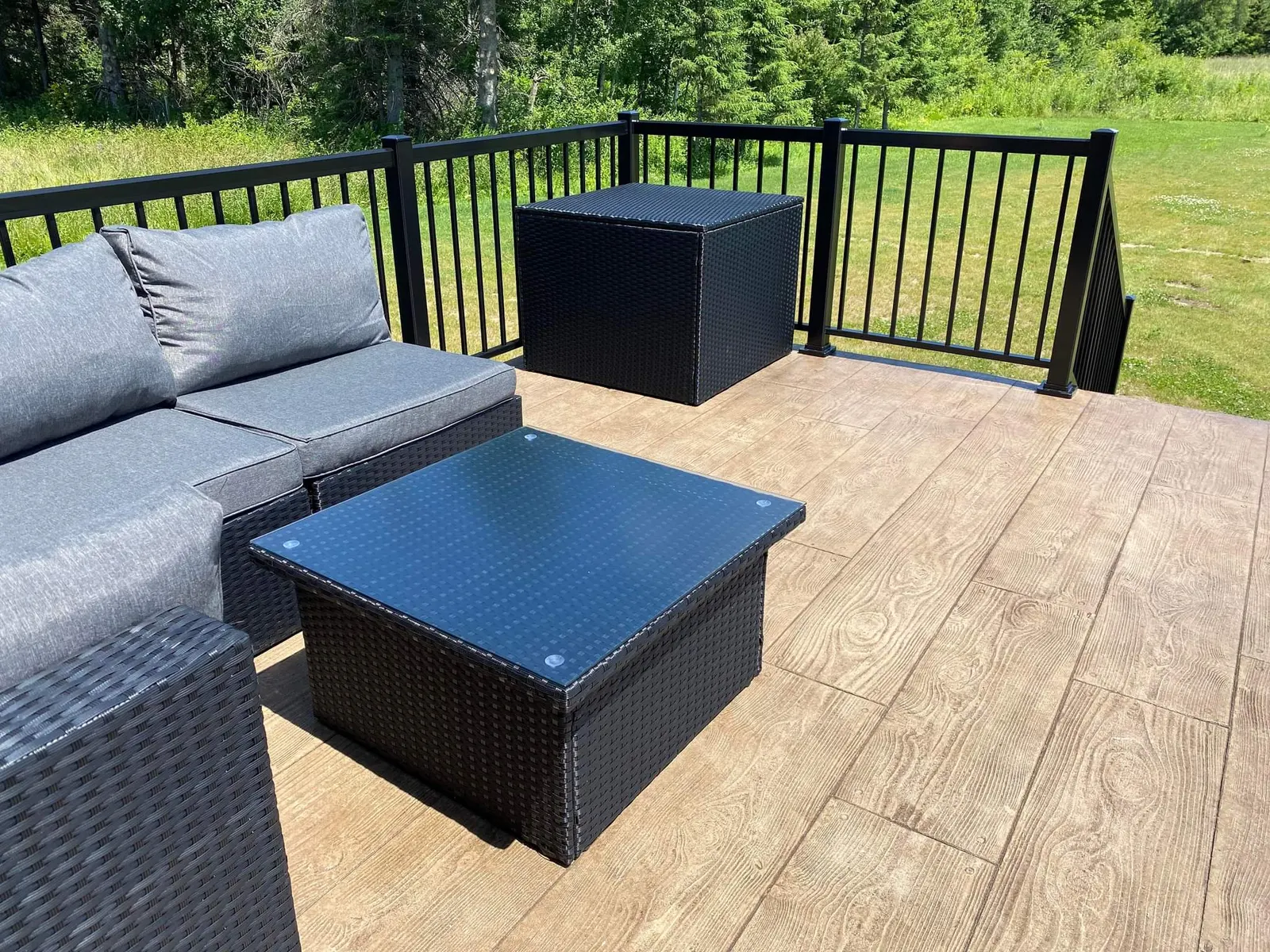 Terrasse en béton estampé avec mobilier de jardin